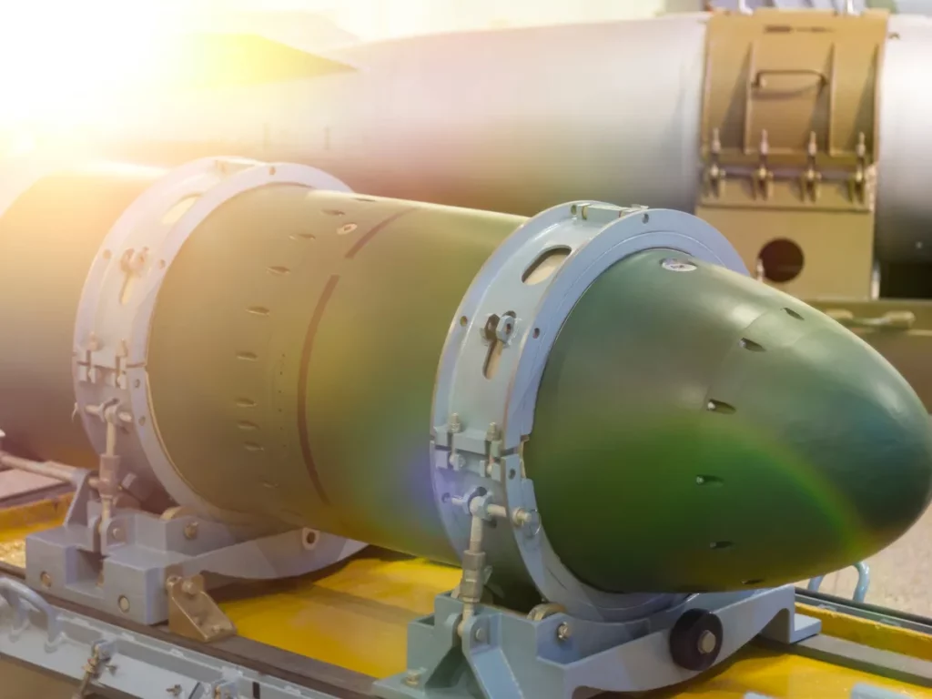 Detalhe de um míssil nuclear em exposição, conforme estudo do SIPRI sobre expansão de arsenais. (Foto: aljazeera.com)