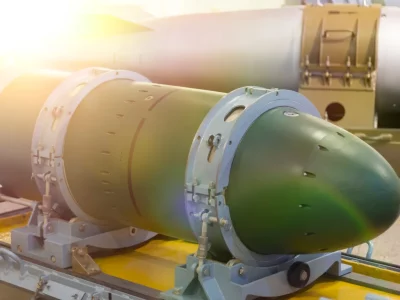 Detalhe de um míssil nuclear em exposição, conforme estudo do SIPRI sobre expansão de arsenais. (Foto: aljazeera.com)