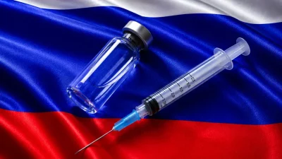 Frasco de vacina e seringa sobre a bandeira da Rússia. (Foto: actualidad.rt.com)
