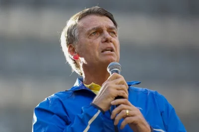 Jair Bolsonaro, ex-presidente, fala em evento público com microfone. (Foto: cartacapital.com.br)