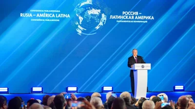 O presidente russo Vladimir Putin discursa na Conferência Parlamentar Rússia-América Latina, em evento realizado em Moscou. (
