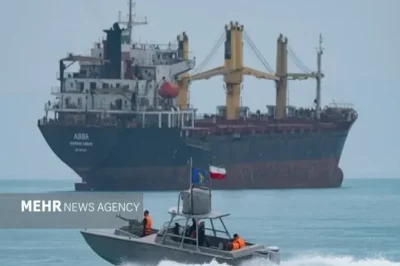 Navio iraniano patrulha próximo a porta-aviões no Estreito de Hormuz. (Foto: en.mehrnews.com)