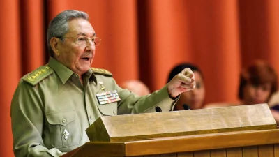 O ex-presidente Raúl Castro discursa em evento oficial, com gesto de apelo. (Foto: actualidad.rt.com)