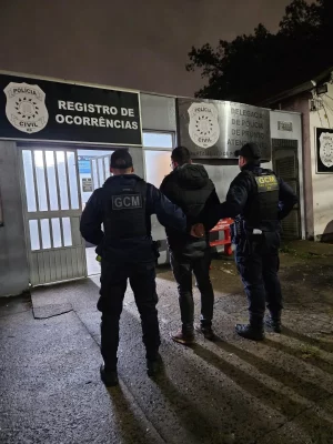 Guarda Municipal conduz suspeito à delegacia em São Leopoldo, RS. (Foto: g1.globo.com)