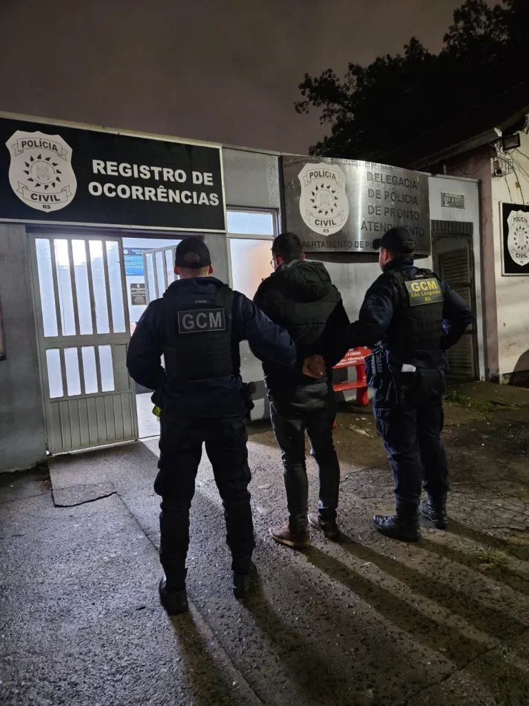 Guarda Municipal conduz suspeito à delegacia em São Leopoldo, RS. (Foto: g1.globo.com)