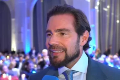 Daniel Vorcaro em evento público, sorrindo e segurando microfone. (Foto: metropoles.com)