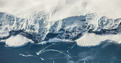 Vista aérea da costa antártica com geleiras e águas geladas. (Foto: greenmatters.com)