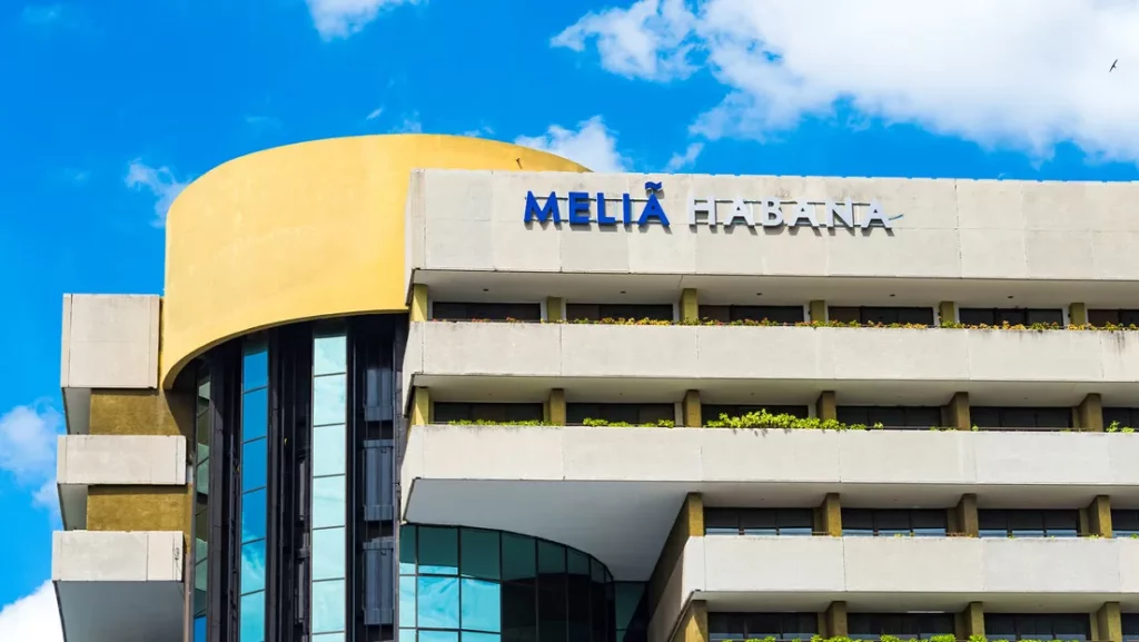 Fachada do hotel Meliá Habana, em Havana, Cuba. (Foto: actualidad.rt.com)