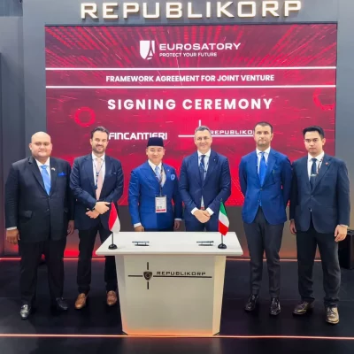 Representantes da Fincantieri e REPUBLIKORP durante cerimônia de assinatura de acordo no Eurosatory. (Foto: navalnews.com)