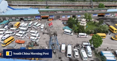 Veículos de resgate e equipes de emergência no local de uma explosão em uma mina de carvão na província de Shanxi, China.