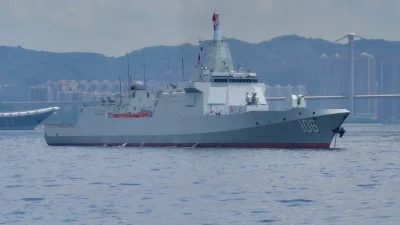 Navio de guerra chinês com bandeira nacional navega em águas costeiras próximas a Taiwan. (Foto: rt.com)
