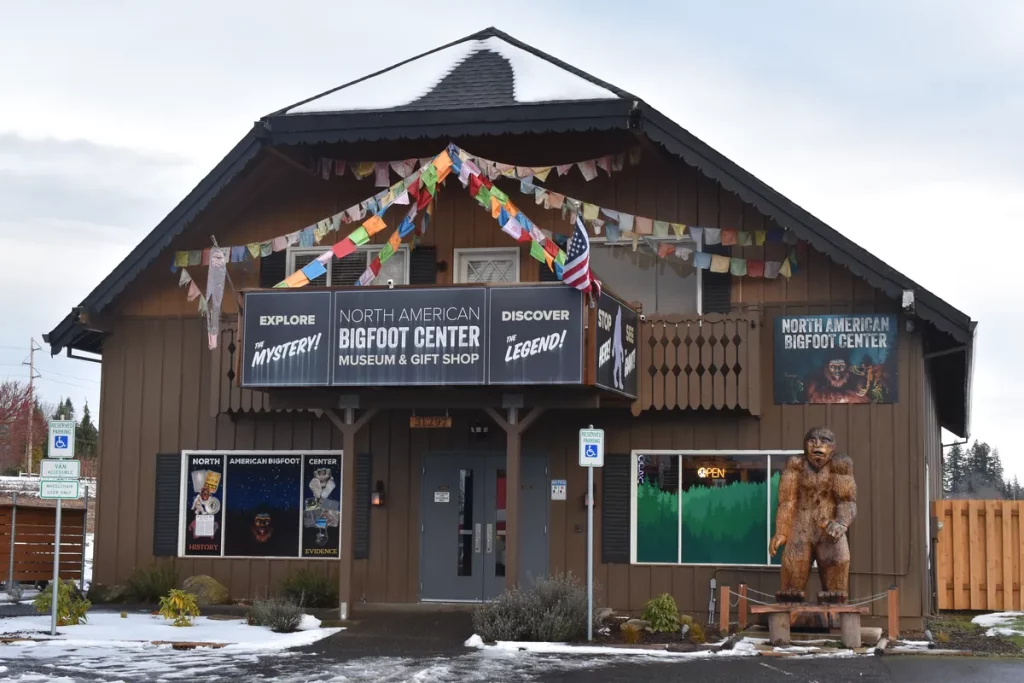 Fachada do North American Bigfoot Center, com estátua de Sasquatch na entrada e bandeiras coloridas. (Foto: Wikimedia Commons