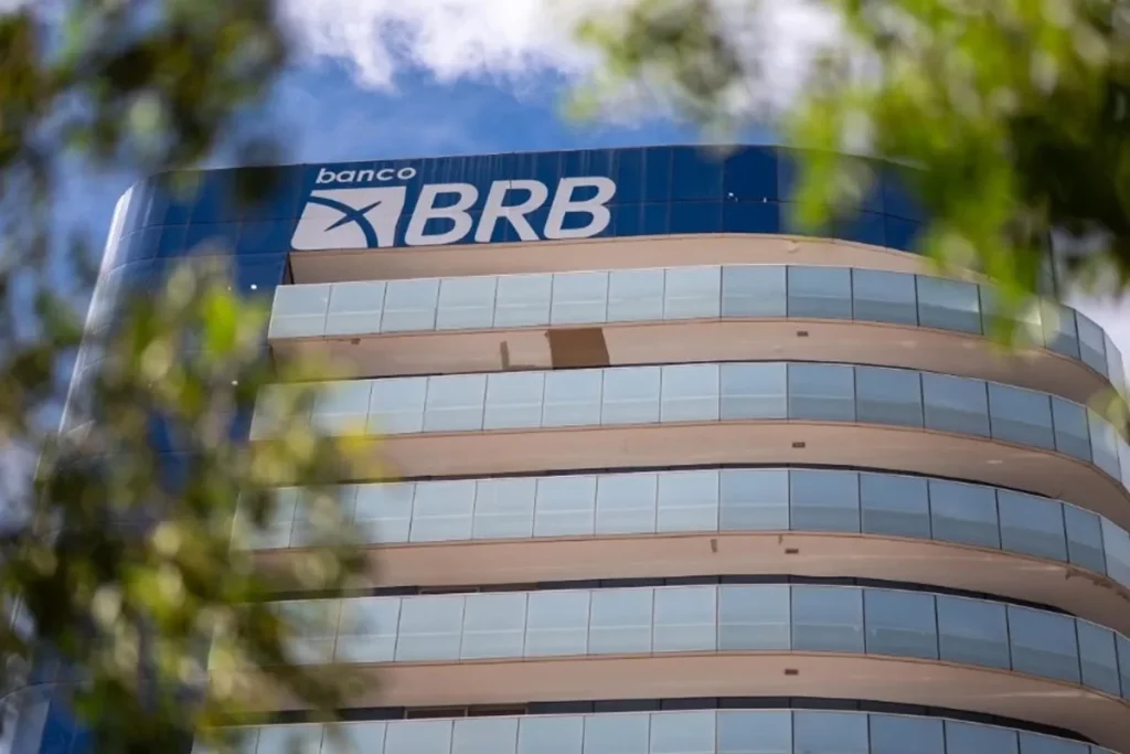 Fachada do prédio do Banco de Brasília (BRB), com logotipo visível no topo. (Foto: metropoles.com)