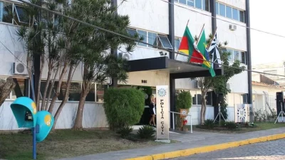 Fachada da Delegacia de Polícia Civil em Taquara, onde o homem foi preso. (Foto: g1.globo.com)