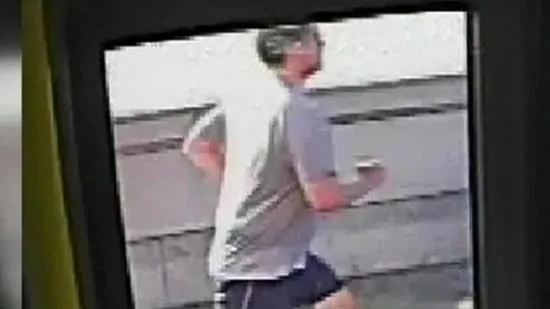 Homem suspeito é fotografado em monitor, retratando o 'Putney pusher' investigado no caso de 2017. (Foto: www.hindustantimes.