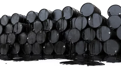 Barris de petróleo empilhados com vazamento no chão. (Foto: actualidad.rt.com)