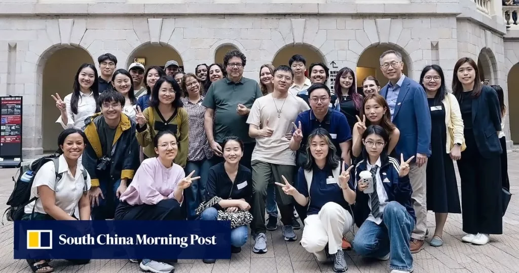 Estudantes participantes do programa de amizade sino-americana posam para foto em universidade de Hong Kong.