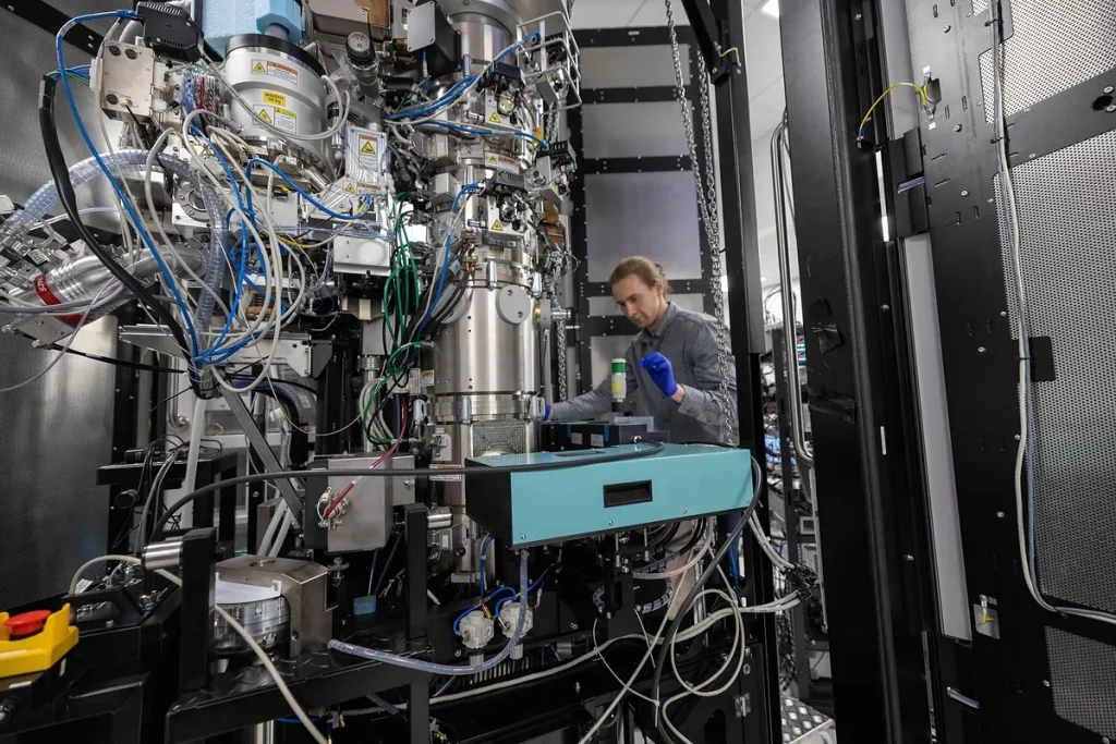 Pesquisador trabalha com equipamento de microscopia eletrônica em laboratório. (Foto: prnewswire.com)