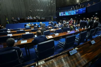 Senadores em sessão no plenário do Senado Federal, com discussões em andamento sobre a PEC 6x1. (Foto: metropoles.com)