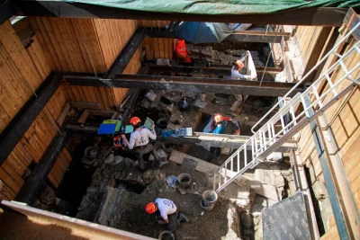 Arqueólogos trabalham em escavação sob a catedral de Notre Dame, em Paris. (Foto: apnews.com)
