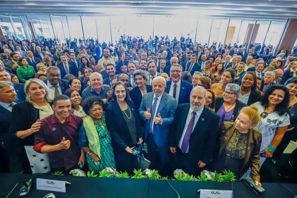 Presidente Lula e ministros durante reunião com empresários no Palácio do Planalto. (Foto: www.metropoles.com)