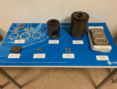 Exposição de diferentes tipos de ímãs, incluindo ímãs de turbinas eletromagnéticas, em mesa informativa. (Foto: phys.org)