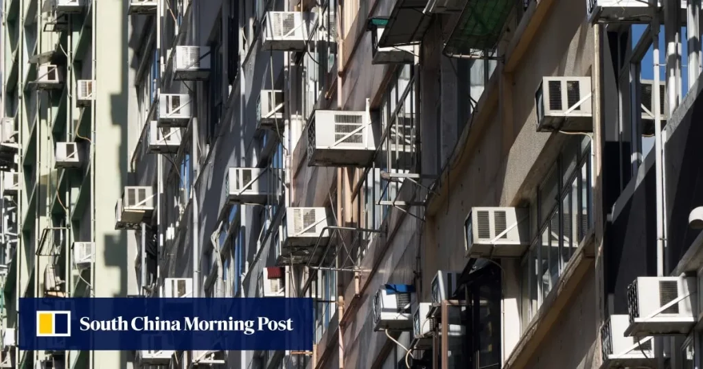 Unidades de ar-condicionado em edifícios residenciais de Hong Kong, refletindo o debate sobre o uso de climatização por traba