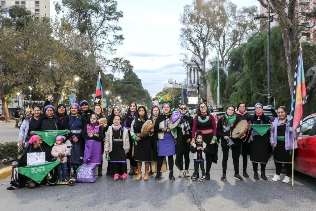 Mulheres mapuche participam de manifestação em rua, com bandeiras e faixas, em apoio à causa indígena. (Foto: resumenlatinoam