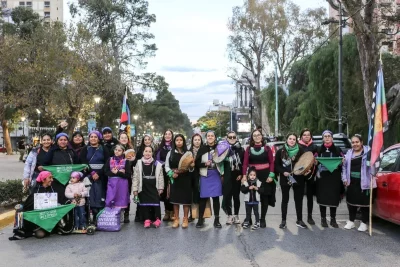 Mulheres mapuche participam de manifestação em rua, com bandeiras e faixas, em apoio à causa indígena. (Foto: resumenlatinoam
