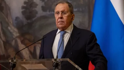 O ministro russo das Relações Exteriores, Sergey Lavrov, discursa em frente à bandeira da Rússia. (Foto: rt.com)