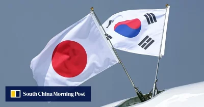 Bandeiras da Coreia do Sul e do Japão em exibição conjunta, simbolizando o fortalecimento das relações entre os dois países e