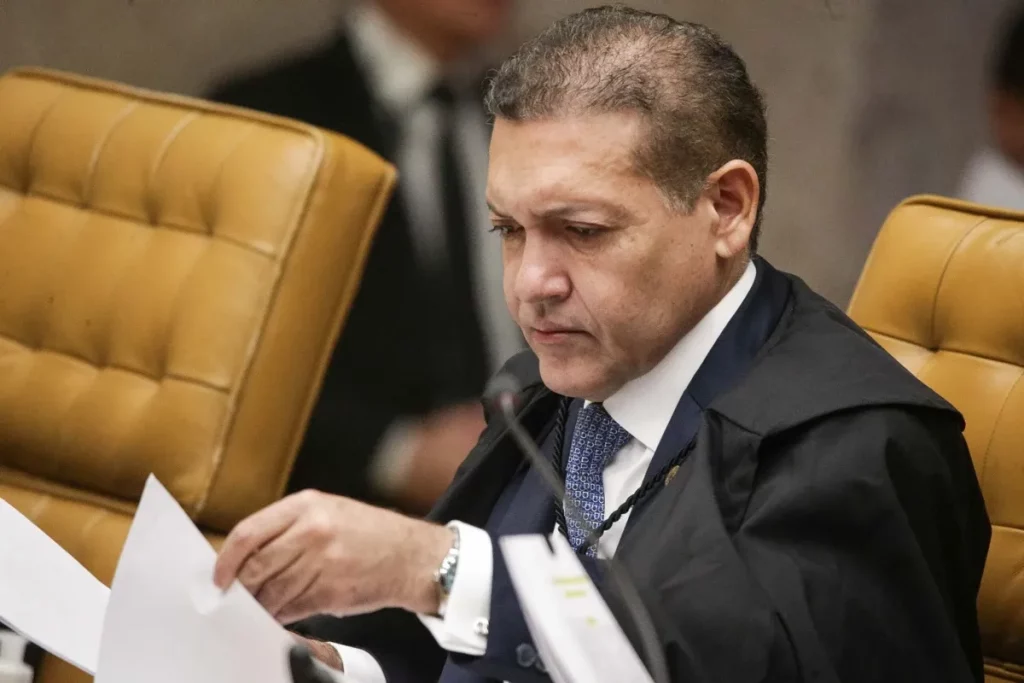 Ministro Kassio Nunes Marques analisa documentos em sessão no Supremo Tribunal. (Foto: metropoles.com)