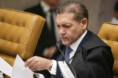 Ministro Kassio Nunes Marques analisa documentos em sessão no Supremo Tribunal. (Foto: metropoles.com)