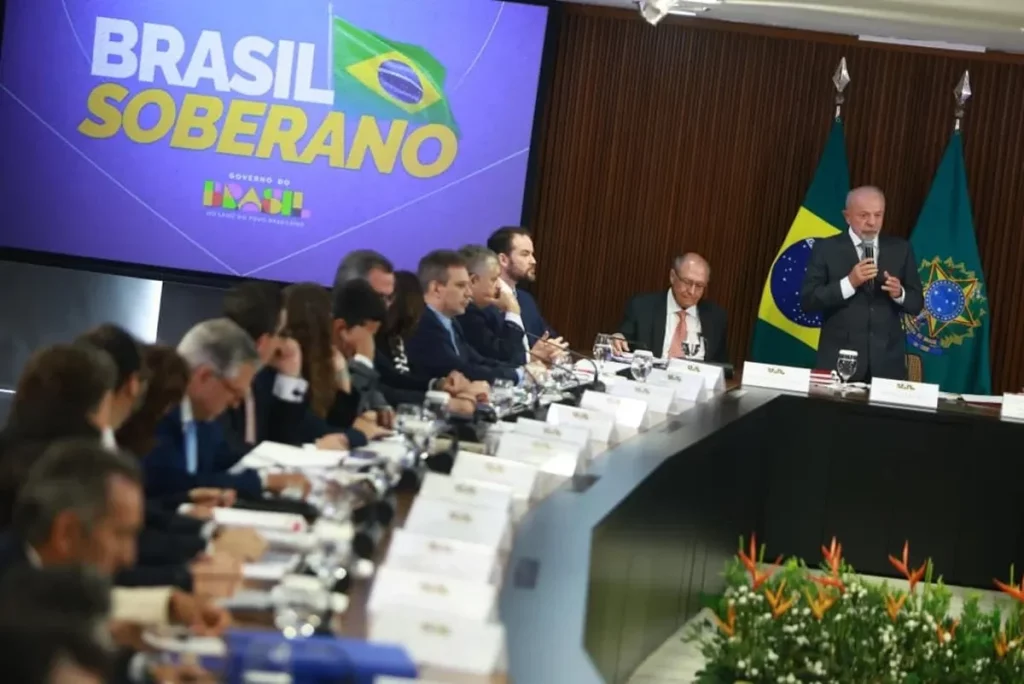 O presidente Lula discursa durante evento com tema "Brasil Soberano", em reunião no Palácio do Planalto. (Foto: www.metropole