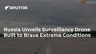Um drone de vigilância russo é exibido em pista de aeroporto sob céu nublado. (Foto: sputnikglobe.com)
