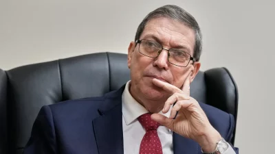 O ministro de Relações Exteriores de Cuba, Bruno Rodríguez, em pose pensativa durante entrevista. (Foto: actualidad.rt.com)
