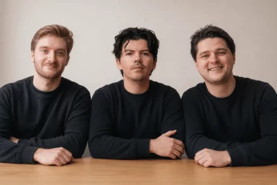 Três homens sentados à mesa, identificados como fundadores da Sandstone, empresa que levantou $30M para AI jurídica. (Foto: t