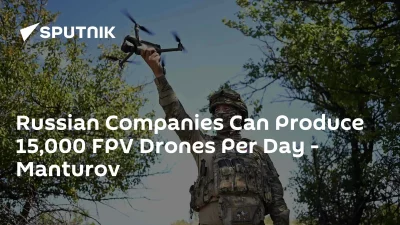 Soldado russo segura drone FPV em área arborizada. (Foto: Manturov)