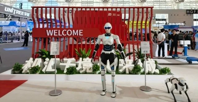 JD.com exibe robôs humanoides na World Intelligent Industry Expo, destacando sua matriz 'Wolf Pack' para aplicações em logíst