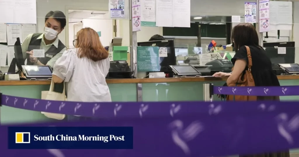 Clientes fazem transações em um posto de correios em Hong Kong, refletindo o cenário atual do serviço postal da cidade.