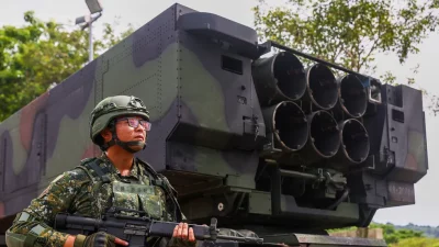Militar taiwanense em exercício com sistema de mísseis no litoral da ilha. (Foto: rt.com)