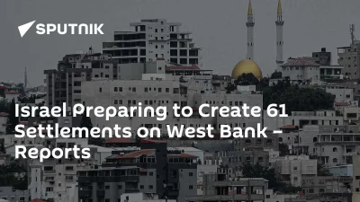 Cidade na Cisjordânia com mesquita e minaretes ao fundo, em foto ilustrativa da notícia sobre planos de Israel. (Foto: sputni