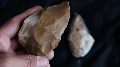 Arqueólogos exibem ferramentas de pedra encontradas em uma caverna no norte de Israel. (Foto: thedebrief.org)