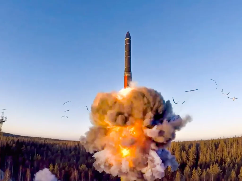 Foguete de mísseis nucleares é lançado em área florestada, com explosão na base. (Foto: aljazeera.com)