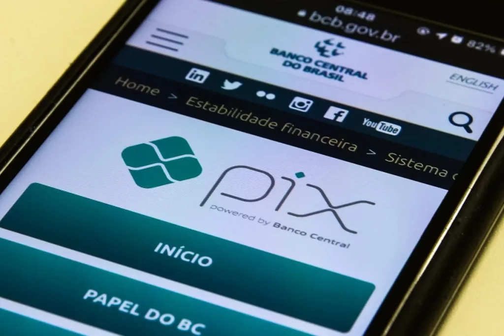Tela de smartphone exibe página do Pix no site do Banco Central do Brasil. (Foto: cartacapital.com.br)
