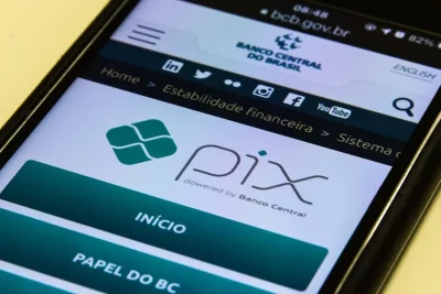 Tela de smartphone exibe página do Pix no site do Banco Central do Brasil. (Foto: cartacapital.com.br)