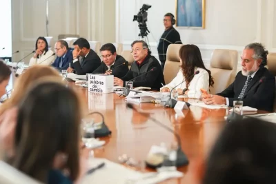 Gustavo Petro durante reunião com ministros no Palácio de Nariño, Bogotá. (Foto: telesurtv.net)