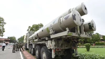 Militares indianos observam um lançador de mísseis BrahMos em exposição ao ar livre. (Foto: rt.com)