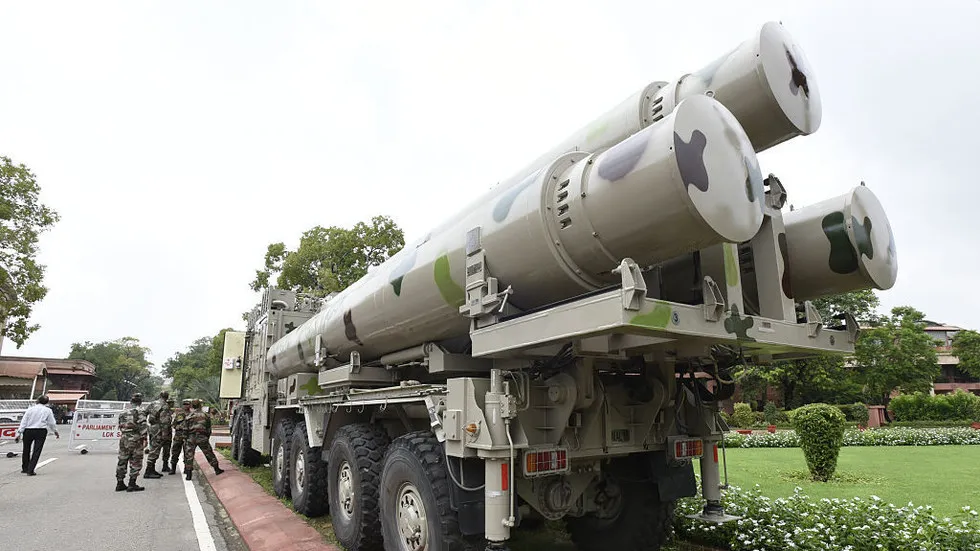 Militares indianos observam um lançador de mísseis BrahMos em exposição ao ar livre. (Foto: rt.com)
