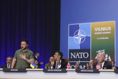 O presidente da Ucrânia, Volodymyr Zelensky, participa do encontro em Vilnius durante a cúpula da NATO. (Foto: Wikimedia Comm